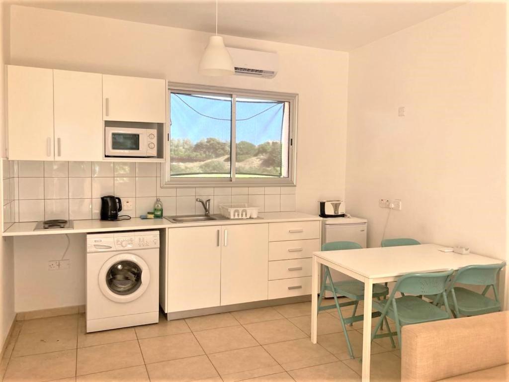 Ariadne Apartments Paphos ภายนอก รูปภาพ