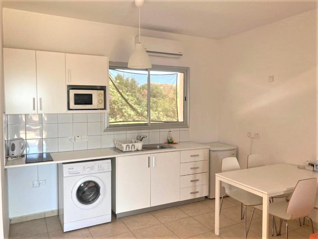 Ariadne Apartments Paphos ภายนอก รูปภาพ
