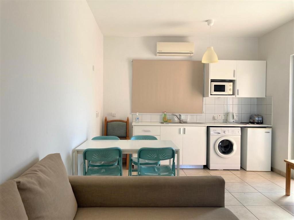 Ariadne Apartments Paphos ภายนอก รูปภาพ